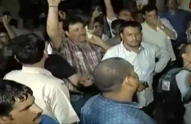 नरेश यादव की गिरफ्तारी पर हंगामा