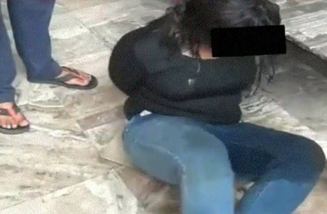 शराब के नशे में धुत लड़की ने किया हंगामा