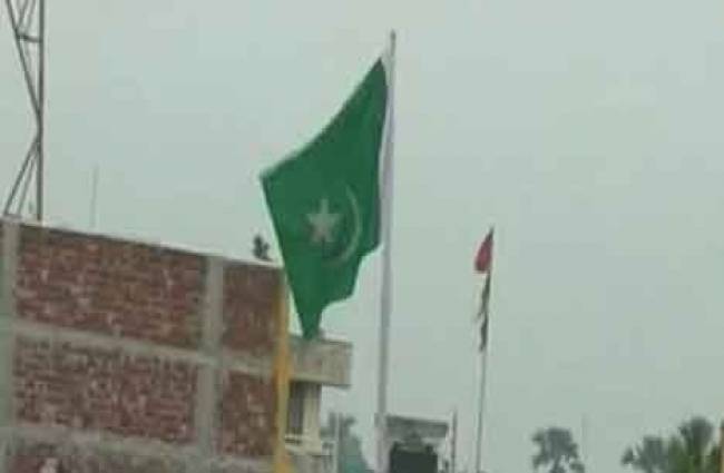 छत पर लहराता पाकिस्तान का झंडा