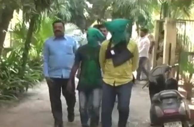 आंखों में मिर्च पाउडर झोंककर लूटे 10 लाख रुपये