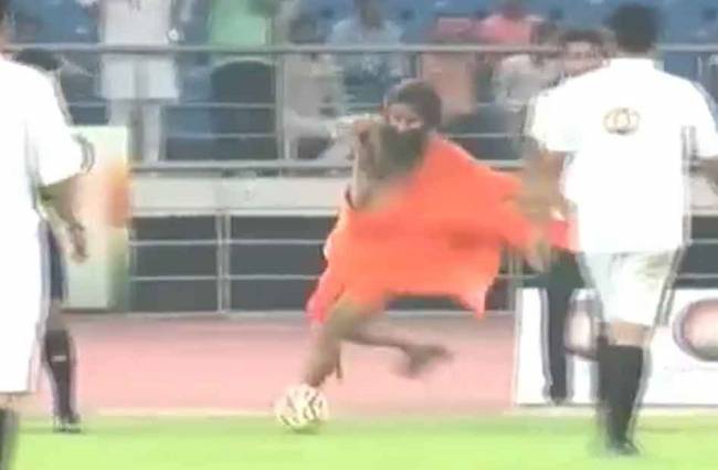 फुटबॉल खेलते बाबा रामदेव