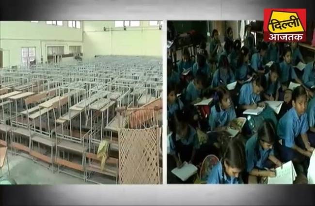 गोदाम में धूल में खा रहे स्कूल के डेस्क!