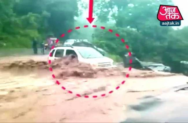 …और देखते ही देखते बह गई कार