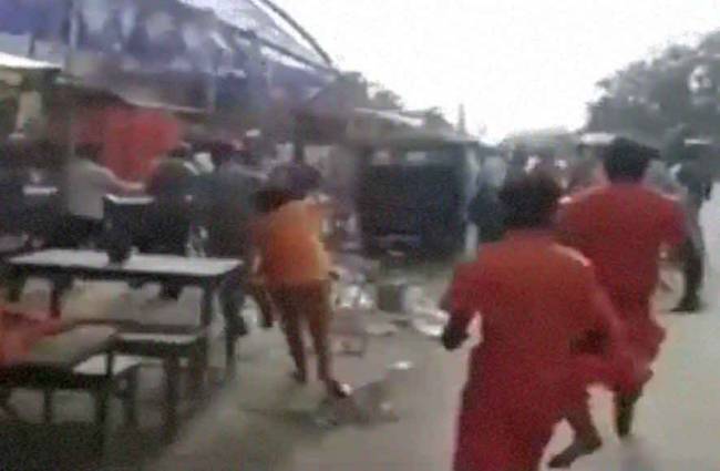 गाड़ियों में तोड़फोड़ की