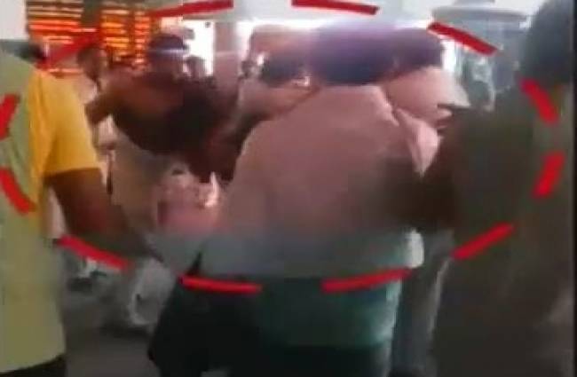 CCTV में कैद हुई वर्दीवालों की गुंडागर्दी!