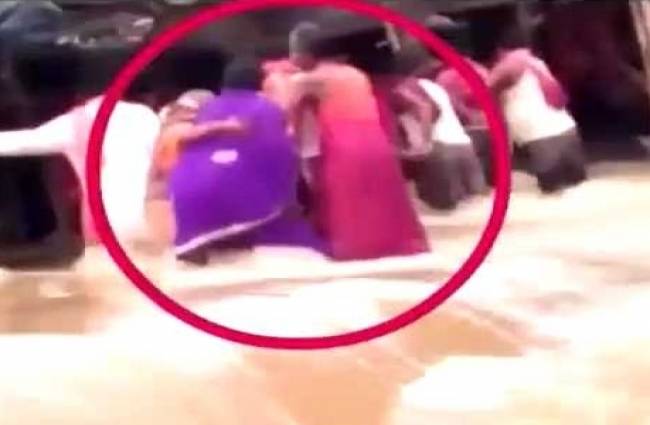 नदी की तेज धार में बही महिला