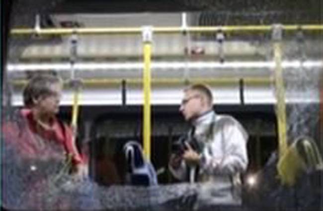 हमले में कुछ लोग घायल