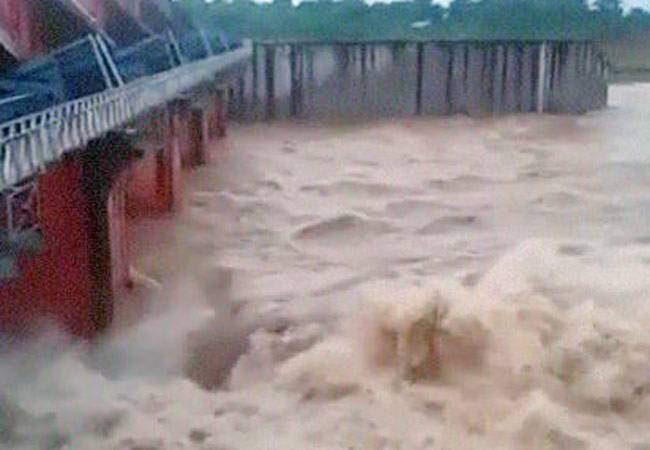 बाढ़ से परेशान आधा हिंदुस्तान!