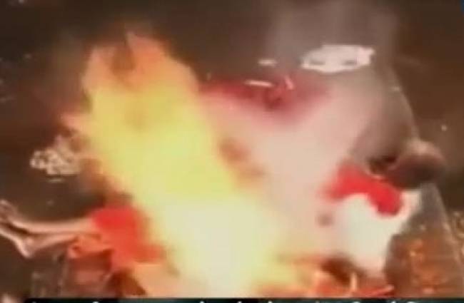 आग की लपटों में लेटने का योग करते हैं स्वामी रामभाऊ!