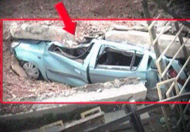 आगरा में कार पर गिरी ओवरब्रिज की दीवार