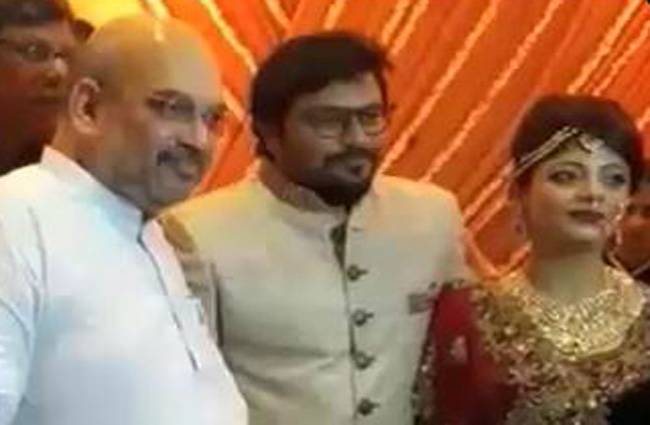 बाबुल सुप्रियो अपनी पत्नी रचना के साथ