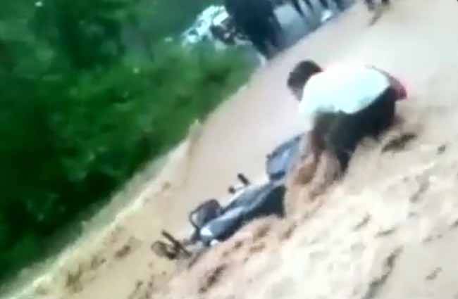 यूपी के कई जिले बाढ़ की चपेट में