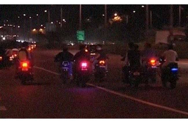 मुंबई में बाइकर गैंग की गुंडागर्दी, मीडियाकर्मियों से की बदसलूकी