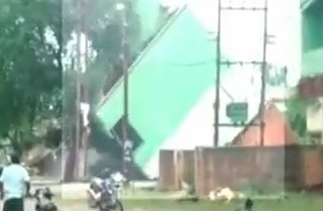 तीन मंजिला इमारत गिरी