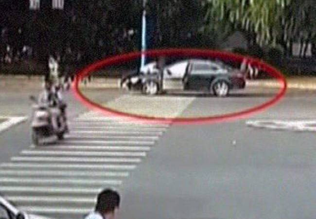 बोनट पर पुलिसवाला