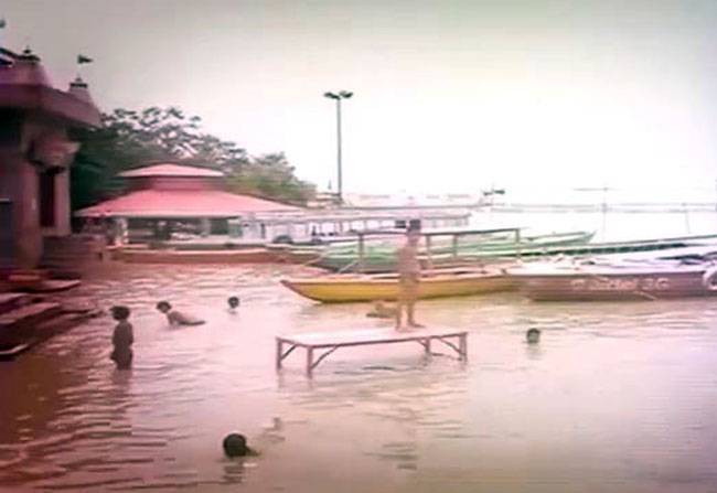 वाराणसी में बाढ़ राहत पर भी सियासत!