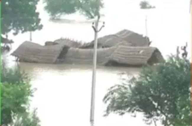 लाखों लोग बाढ़ से प्रभावित