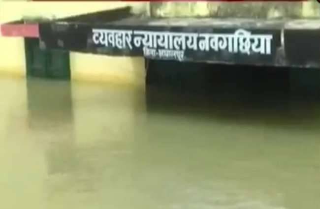 बाढ़ में फंसे लोगों को मदद का इंतजार