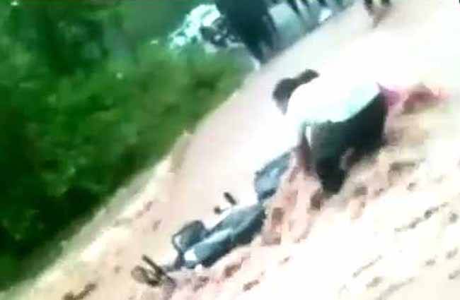 पास के लोगों ने बाइक सवारों को बचाया