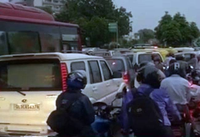 बारिश के चलते दिल्ली-NCR में लगा जाम