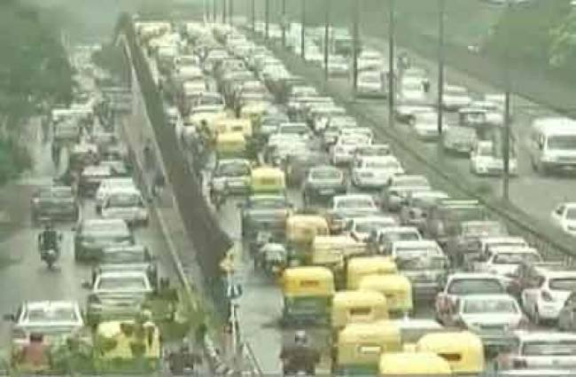 दिल्ली में जलभराव से जाम, रेंगती दिखी गाड़ियां