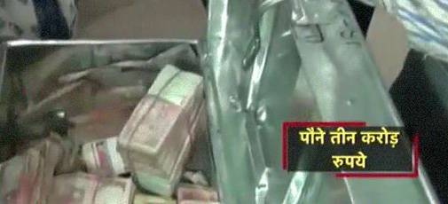 इंजीनियर कामेश्वर के घर छापा, करोड़ों का खजाना बरामद