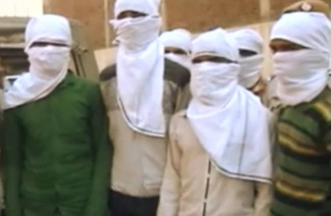 राह चलते लोगों को बनाता का शिकार