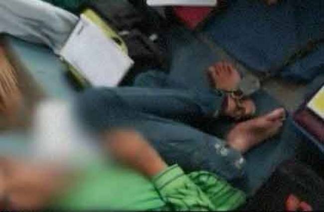 मदरसे में बच्चे के पैर में दिखी बेड़ियां