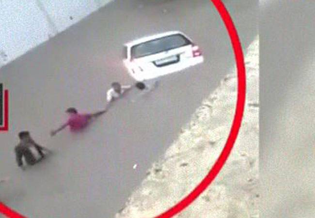 बाढ़ में फंसे लोगों की ऐसे बचाई जान