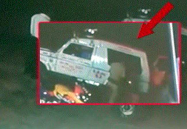 नोएडा में सड़क पर पुलिसवालों की गुंडागर्दी!