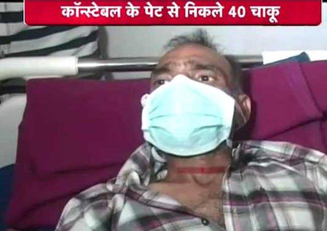 पानी के साथ 40 चाकू निगल गया कांस्टेबल