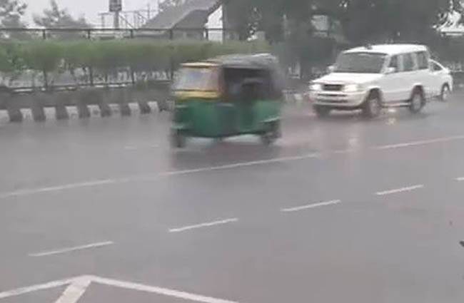 बारिश ने किया दिल्ली जाम