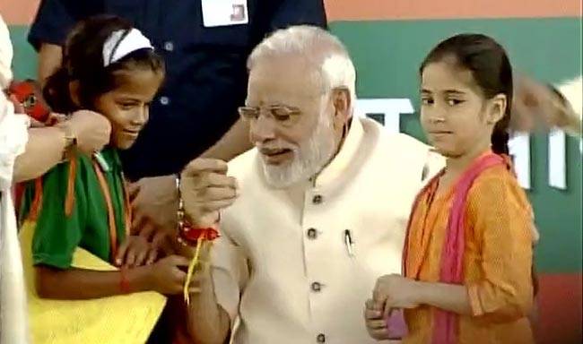 राजनेताओं ने ऐसे मनाया रक्षा बंधन