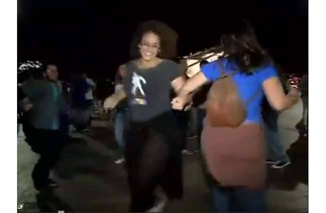 सांबा के धुन पर थिरकते पर्यटक