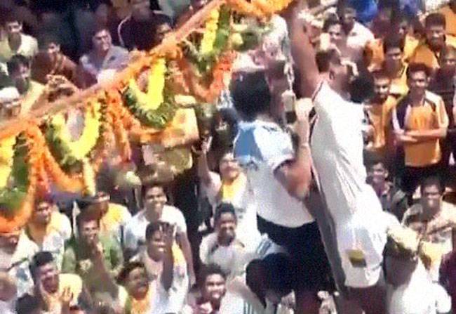 दादर में सीढ़ी लगाकर फोड़ी दही हांडी