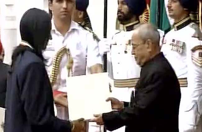 राष्ट्रपति से अवॉर्ड स्वीकार करतीं पीवी सिंधू