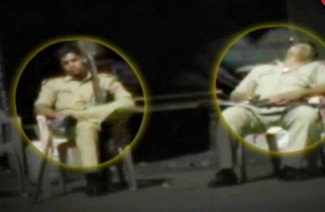 'आज तक' के कैमरे में सोते पकड़े गए पुलिसवाले
