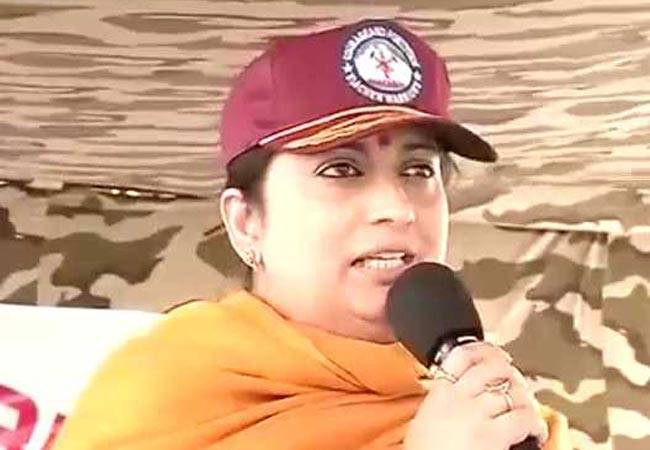 स्मृति ईरानी ने जवानों को बांधी राखी