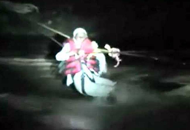 जब रस्सी पर अटकी बुजुर्गों की जान!