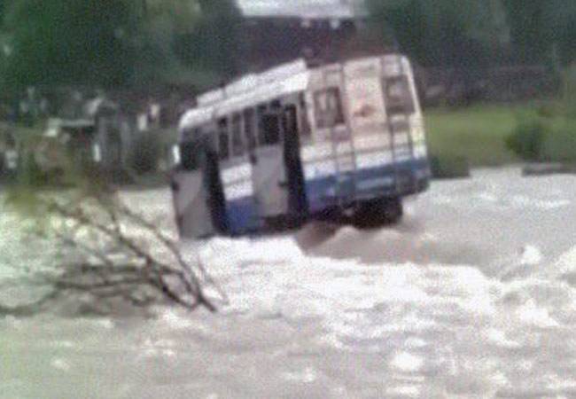 जब उफनती नदी में फंसे मुसाफिर!