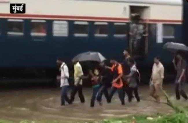 भारी बारिश के जलभराव की समस्या