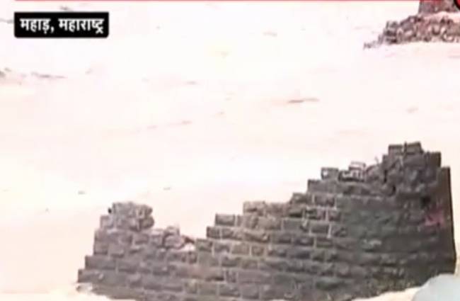 कम से कम 20 लोगों के बहने की आशंका