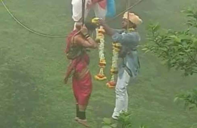 दूल्हा-दुल्हन ने हवा में लिए सात फेरे