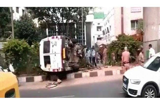 बेकाबू स्कूल बस पलटी, ड्राइवर की मौत