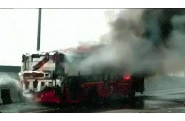 देखते ही देखते आग की चपेट में आ गई डीटीसी बस