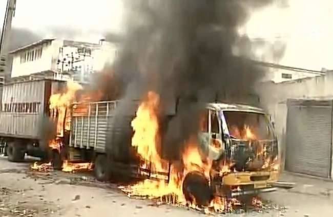 वाहनों में लगाई गई आग