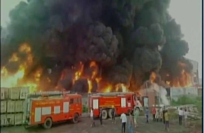 प्लास्टिक फैक्ट्री में लगी भयंकर आग