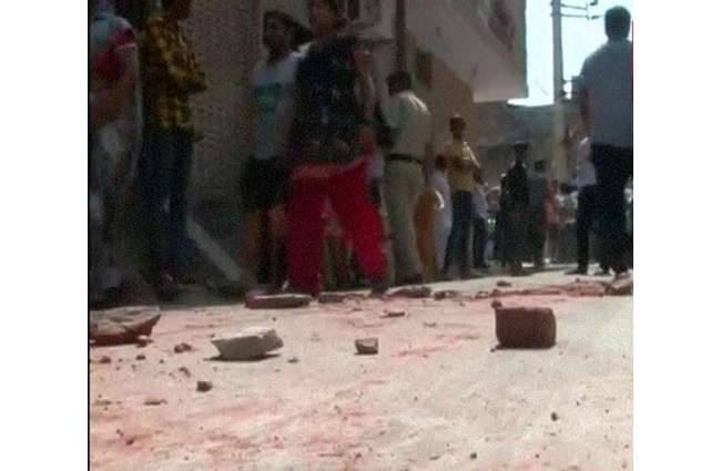 दो गुटों में पत्थरबाजी, इलाके में तनाव