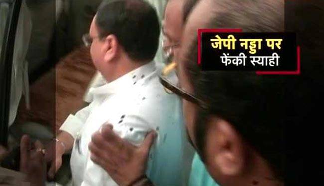 केंद्रीय स्वास्थ्य मंत्री जेपी नड्डा पर छात्रों ने फेंकी स्याही