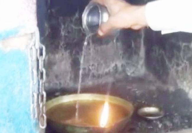 इस मंदिर में पानी से जलती है ज्योति